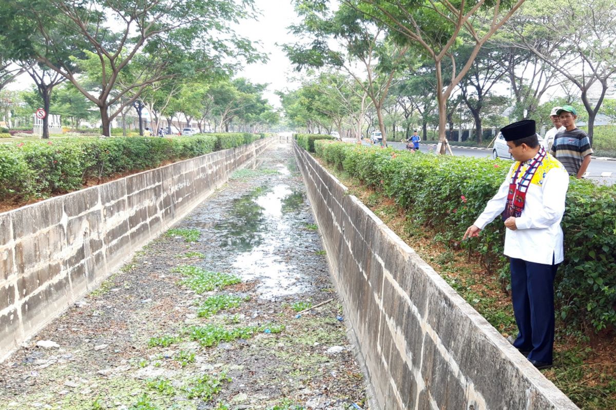 Wali Kota Jakarta Timur Muhamad Anwar saat meninjau lokasi yang akan dibangun crossing saluran di Cakung Timur, Jakarta Timur, Jumat (26/10/2018)