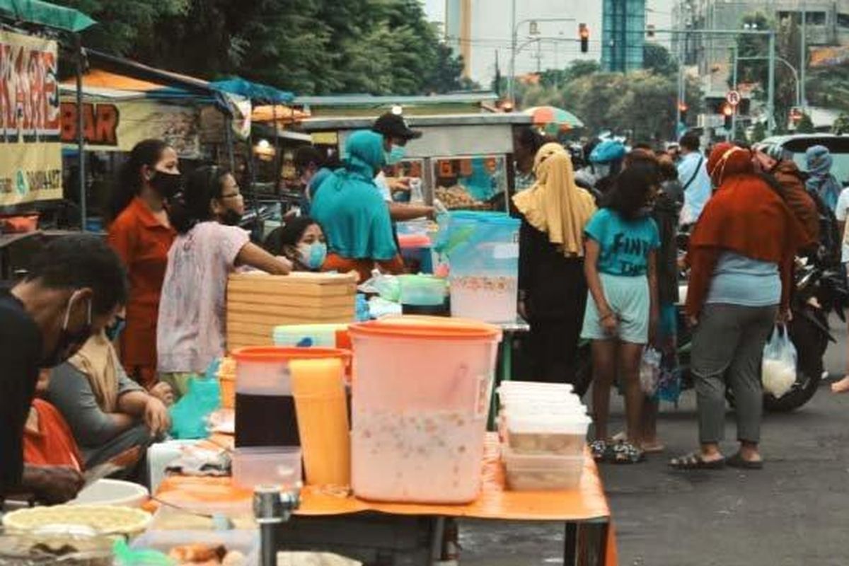 Suasana pedagang takjil dadakan  bermunculan di kawasan Jalan Karang Menjangan, Surabaya, Jawa Timur, Selasa (13/4/2021). Memasuki bulan suci Ramadan 2021, penjual takjil musiman bermunculan dan menawarkan aneka makanan dan aneka minuman. 