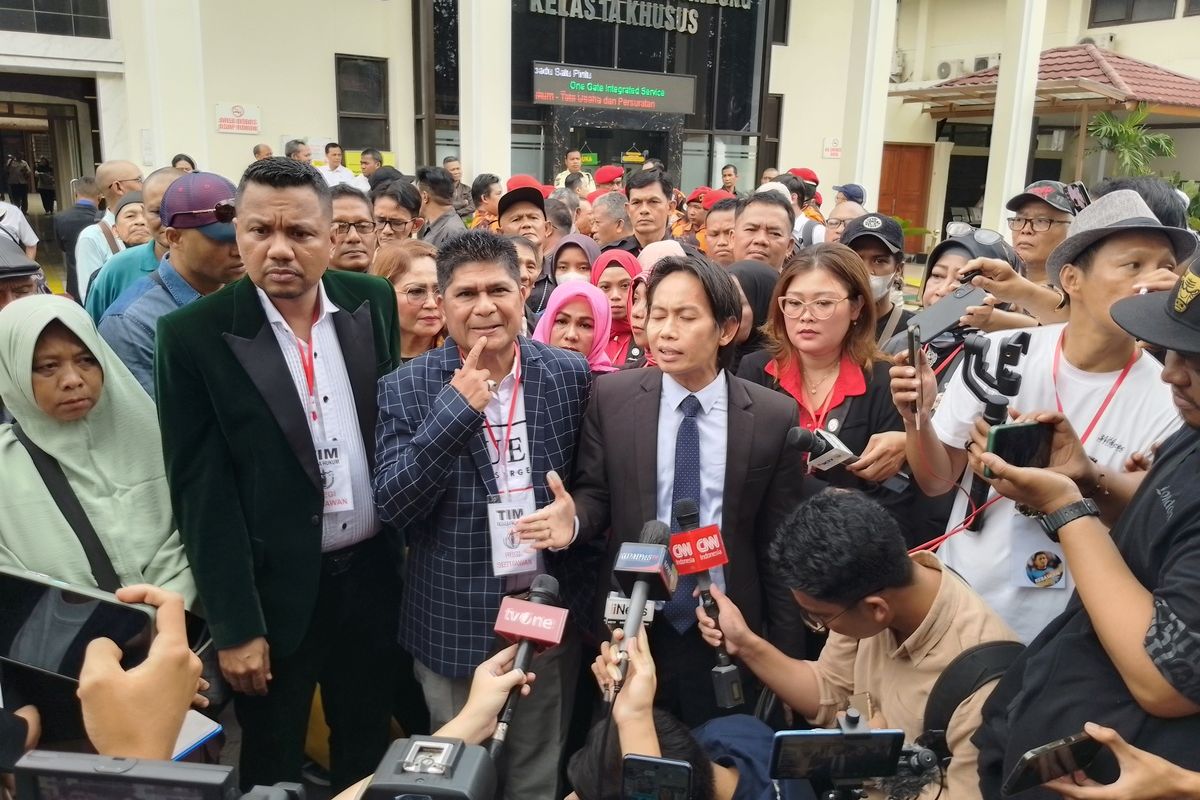 Tim Kuasa Hukum Tersangka Pegi Setiawan usai menjalani sidang gugatan praperadilan di Pengadilan Negeri Bandung Kelas IA, Jawa Barat, Senin (1/7/2024).