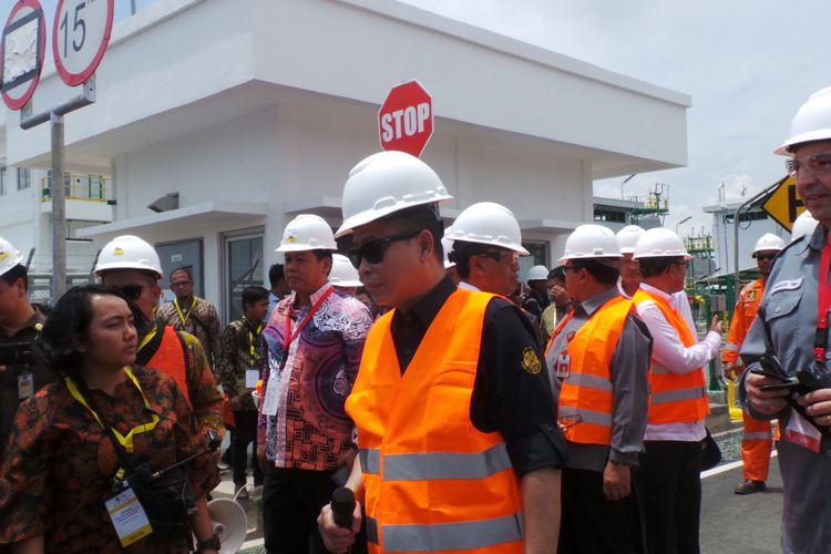 Menteri ESDM Ignasius Jonan saat meninjau fasilitas produksi gas di Lapangan Jangkrik, Handil Baru, Kalimatan Timur, Selasa (31/10/2017).