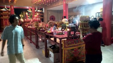 Melihat Umat Konghucu Blitar Sujud 100 Kali dalam Sembahyang King Thi Kong