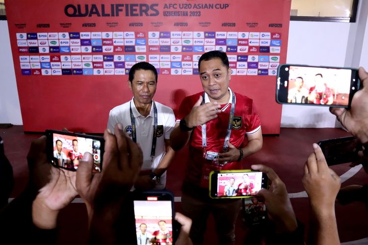 Sekjen PSSI Yunus Nusi dan Walikota Surabaya Eri Cahyadi saat memberi keterangan kepada media seusai mengantar wakil FIFA yang melakukan pengecekan di Stadion Gelora Bung Tomo Surabaya, Minggu (18/9/2022) malam.