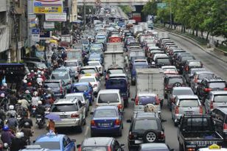 Kembali normalnya aktivitas perkantoran dan pusat-pusat perekonomian pascalibur Natal dan Tahun Baru membuat arus lalu lintas di sejumlah ruas jalan di Jakarta padat. Seperti di Kawasan Glodok di Jalan Gajah Mada, Jakarta, Rabu (2/1/2013).
