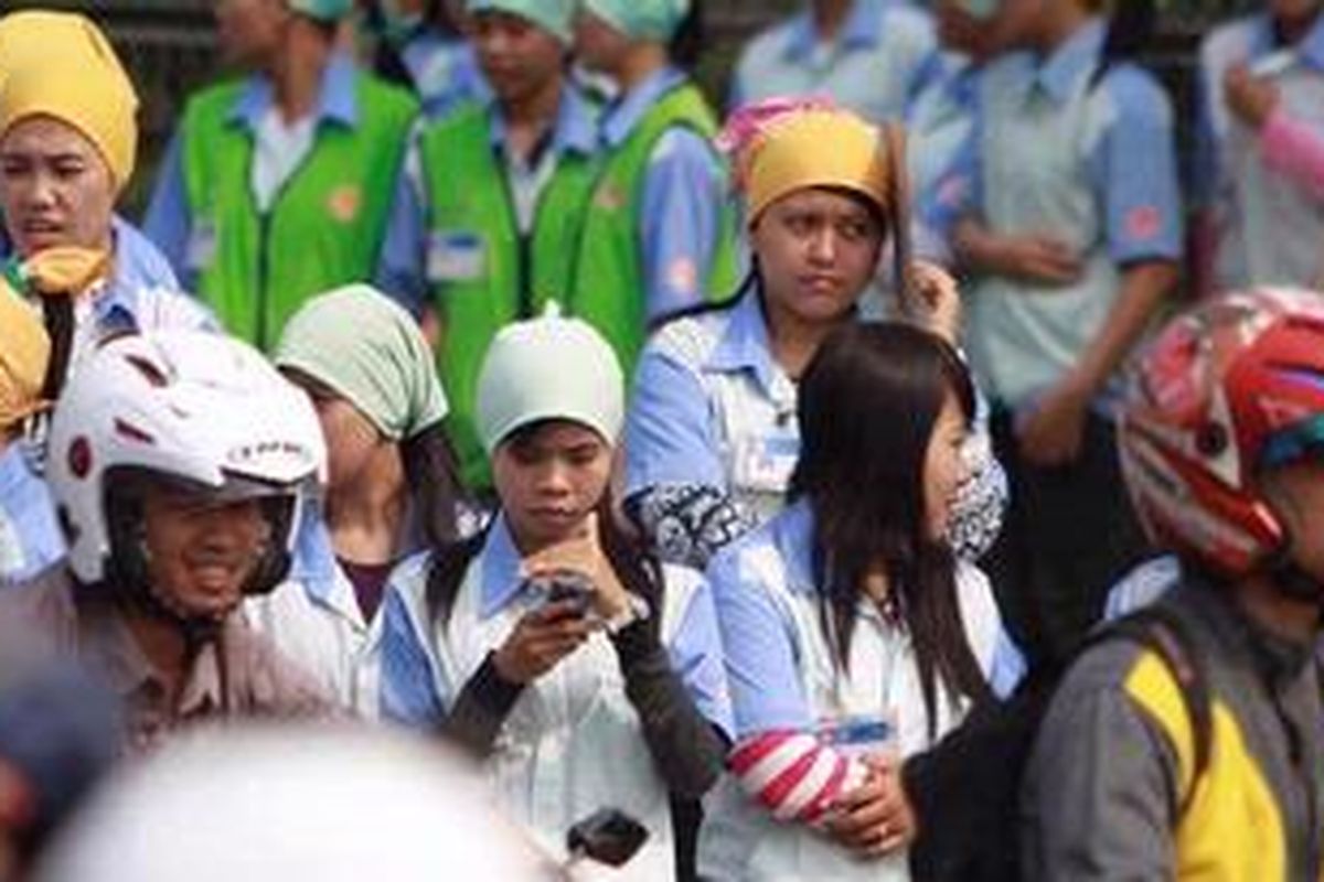 Ilustrasi. Buruh aksi damai berkeliling Kawasan Industri MM 2100 di Cibitung, Bekasi, Jawa Barat, Rabu (3/10/2012). Ribuan buruh menuntut dihapuskannya outsourcing, menolak upah buruh murah dan jalankan jaminan kesehatan.
