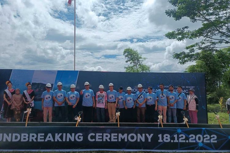 Gubernur NTB saat melakukan peletakan batu pertama pembangunan kereta gantung Rinjani, Minggu (18/12/2022)