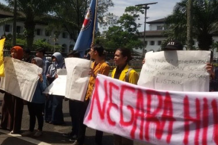 Unjuk rasa yang dilakukan BEM REMA UPI dan Aliansi BEM SI Wilayah Jawa Barat di depan Gedung Sate, Rabu (12/4/2017), di sela kedatangan Presiden Joko Widodo ke Bandung.