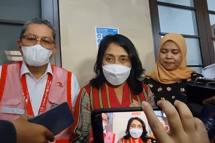 Menteri Pemberdayaan Perempuan dan Perlindungan Anak (Menteri PPPA), I Gusti Ayu Bintang Darmawati di Stasiun Senen, Jakarta, Minggu (16/4/2023).
