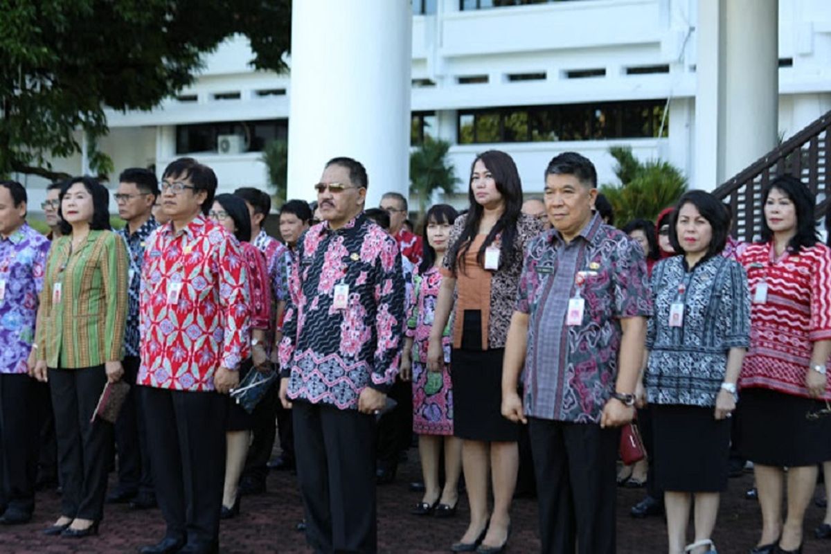 Pegawai Pemerintah Provinsi Sulawesi Utara mengikuti apel pada hari pertama bekerja setelah cuti bersama Lebaran 2018, Kamis (21/6/2018)