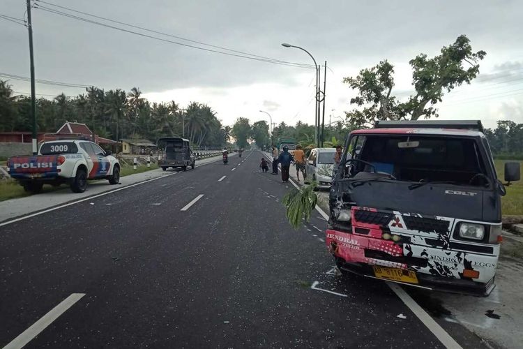 Polisi mengolah tempat kejadian kecelakaan di Jalan Nagung – Brosot, Pedukuhan Gotakan, Kapanewon Panjatan, Kabupaten Kulon Progo, Daerah Istimewa Yogyakarta.