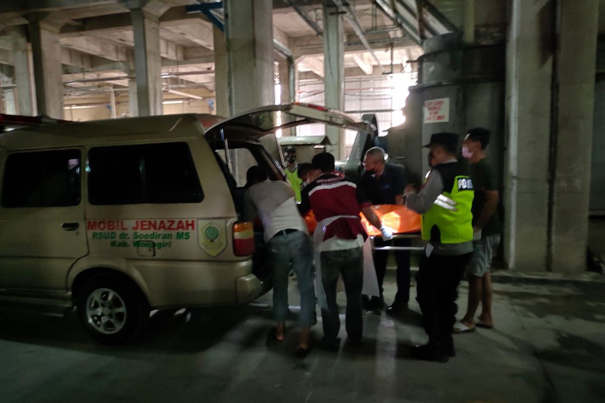EVAKUASI--Jasad Topan Cahyono Putro (25), warga Dusun Tanjung, Desa Jatisobo, Kecamatan Jatipuro, Kabupaten Karanganyar, Jawa Tengah dievakuasi setelah tewas terjepit mesin pembuat kertas saat bekerja di PT. Prima Paper Indonesia (PPI) di Dusun Timang Kulon, Desa Wonokerto, Kecamatan Wonogiri, Kabupaten Wonogiri. 