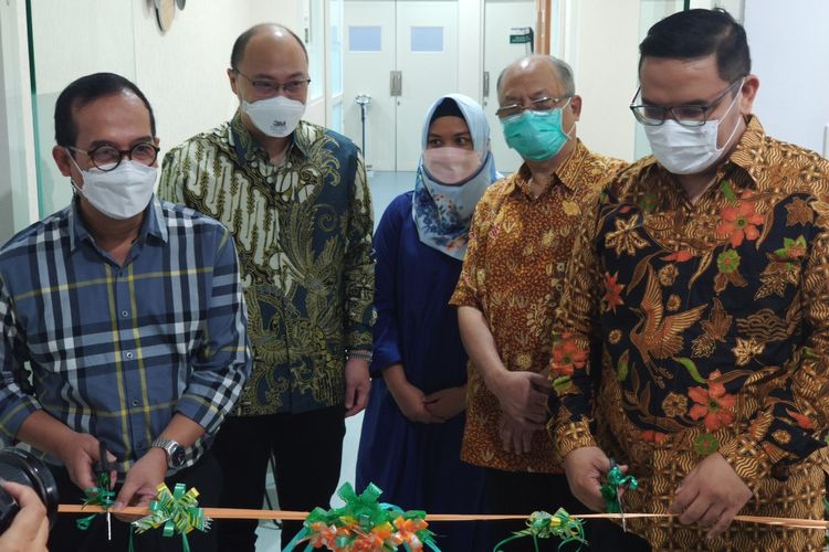 Acara seremonial Launching Klinik Fertilitas Indonesia dibuka dengan pemotongan pita, dan diikuti oleh jajaran direksi Persada Hospital, PT Persada Medika Raya dan Morula IVF Indonesia. 