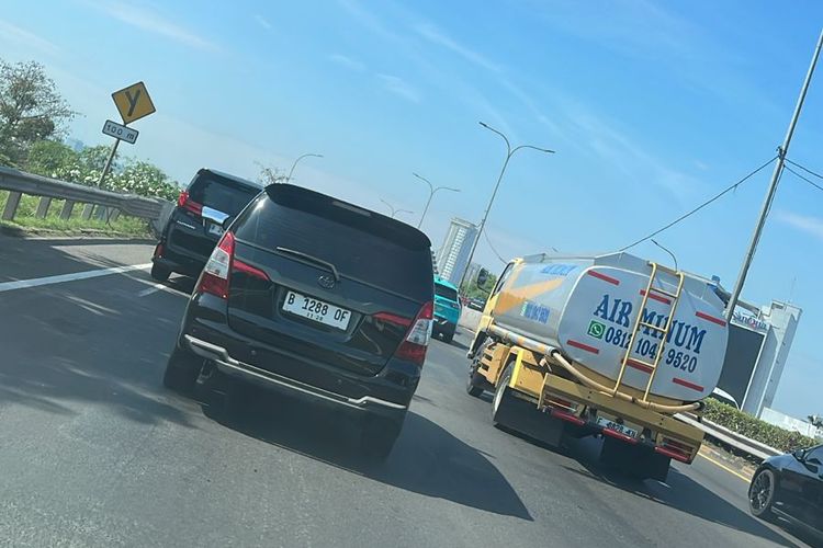 Kemacetan di dekat exit Tol Tanah Kusir