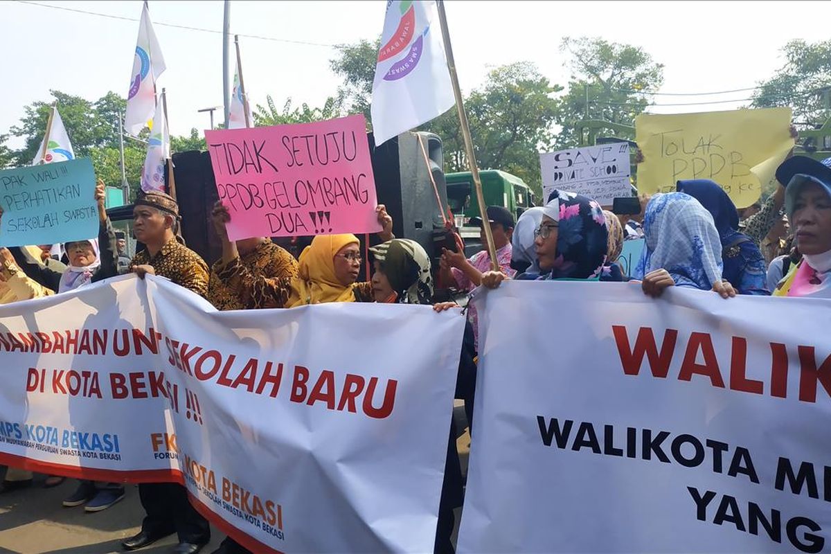 Aksi unjuk rasa massa yang mengatasnamakan diri Badan Musyawarah Perguruan Swasta (BMPS) Kota Bekasi di depan Kantor Walikota Bekasi, Selasa (16/7/2019) siang.