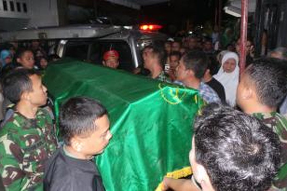 Jenazah Nining Rahayu Pamuncak (40) dan Saskia Nata Maharani (10) korban kecelakaan di underpass Cawang, Jakarta Timur saat dibawa ke rumah duka di Utan Kayu, Matraman, Jakarta Timur. Keduanya meninggal dunia setelah terlibat kecelakaan dengan truk kontainer. Jumat (28/6/2014).