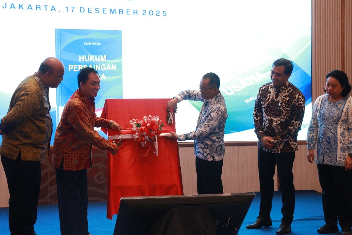 Komisi Pengawas Persaingan Usaha (KPPU) meluncurkan edisi ketiga buku Teks Hukum Persaingan Usaha sebagai respons atas perubahan lanskap pasar akibat transformasi ekonomi digital yang semakin masif. Peluncuran buku tersebut berlangsung di Jakarta, Rabu (17/12/2025).