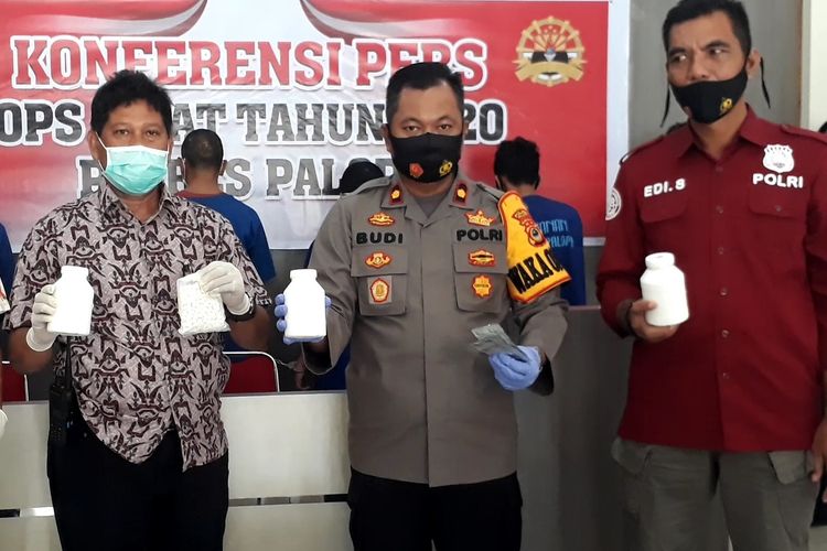 Kepolisian Polres Palopo, Sulawesi Selatan, Jumat (27/11/2020) mengamankan belasan ribu butir THD yang dipesan secara daring oleh seorang pengedar