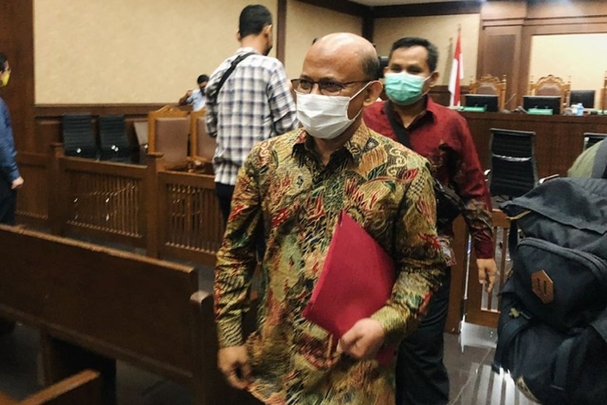 Mantan Tim Pemeriksa Pajak Direktorat Jenderal Pajak (DJP) Kementerian Keuangan, Wawan Ridwan dalam persidangan di Pengadilan Tipikor Jakarta, Rabu (26/1/2022). Wawan diduga menerima suap senilai Rp 6,4 miliar bersama rekannya Alfred Simanjuntak untuk merekayasa nilai pajak sejumlah pihak. 