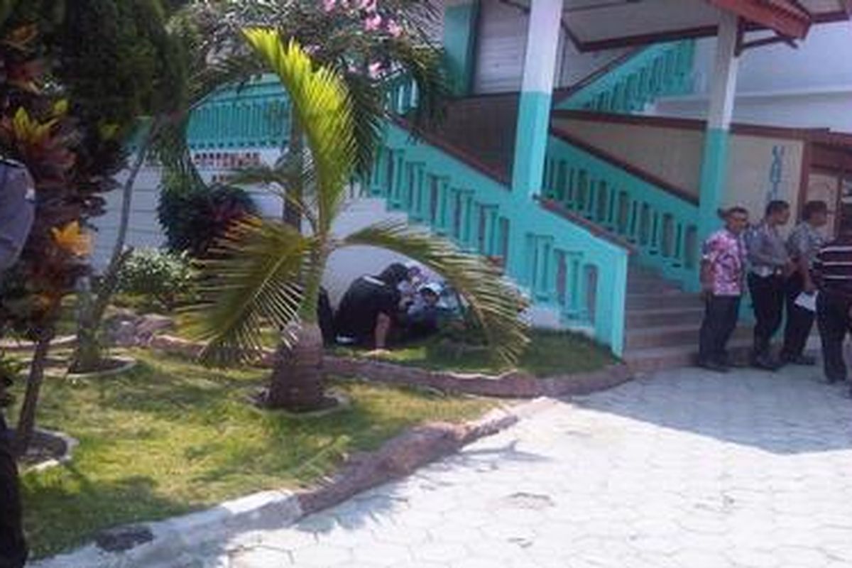 Sebagian imigran yang tertangkap kembali setelah melarikan diri berteduh di bawah pohon, Sabtu (8/9/2012), di Madiun, Jawa Timur.