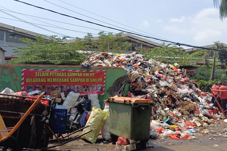 Sampah Menumpuk di TPS Sunter Jaya Jakut, Tingginya Capai 3 Meter