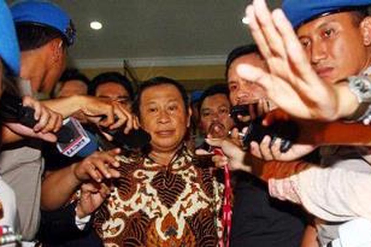 Mantan Kabareskrim, Komjen Susno Duadji dengan pengawalan ketat keluar dari gedung Badan Reserse Kriminal Mabes Polri, Jakarta Selatan, Selasa (11/5/2010). Susno resmi ditahan di Rumah Tahanan Markas Komando Brimob Kelapa Dua terkait kasus suap penangkaran arwana di Riau.