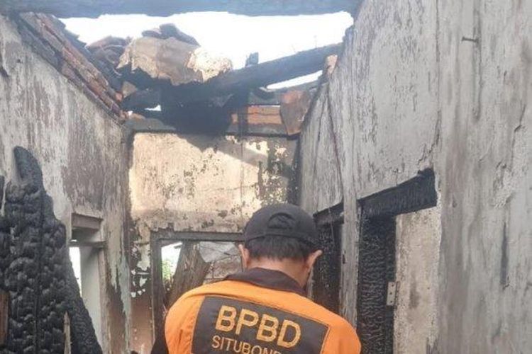 Petugas BPBD Situbondo memeriksa kondisi rumah yang terbakar di Desa Asembagus, Kecamatan Asembagus, Jumat (4/10/2024). Kebakaran di Situbondo ini tidak menimbulkan korban jiwa.
