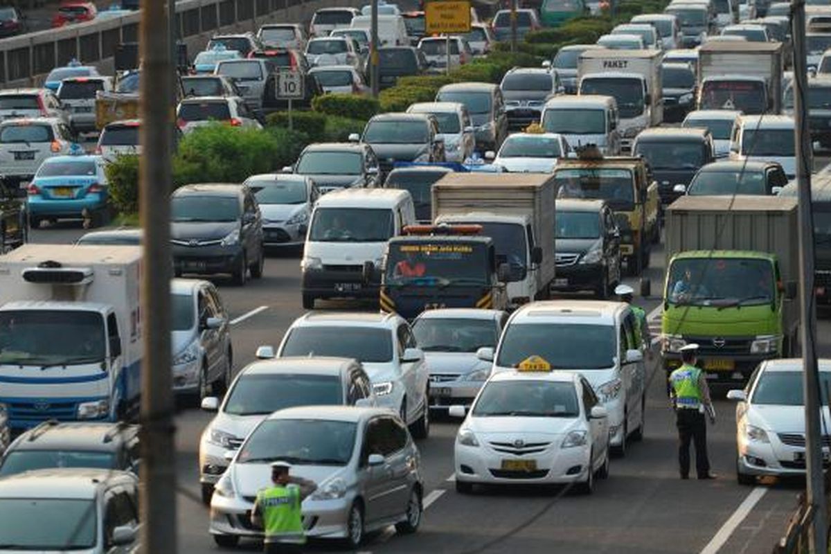 Ilustrasi Jalan Tol: Pertumbuhan Penduduk Picu Konsumsi Energi - Kemacetan pada jam pulang kerja di jalan tol dalam kota Jakarta, Senin (3/3), merupakan salah satu efek tumbuhnya kelas menengah di Indonesia. Bonus demografi yang ditandai pertumbuhan kelas menengah yang mencapai 60 persen jumlah penduduk Indonesia ini menjadi pemicu naiknya konsumsi energi.

Kompas/Iwan Setiyawan (SET)
03-03-2014