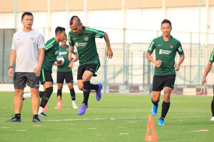 Para pemain timnas Indonesia menggelar latihan di Lapangan Iranian Club, Dubai, Uni Emirat Arab, Kamis (3/10/2019).