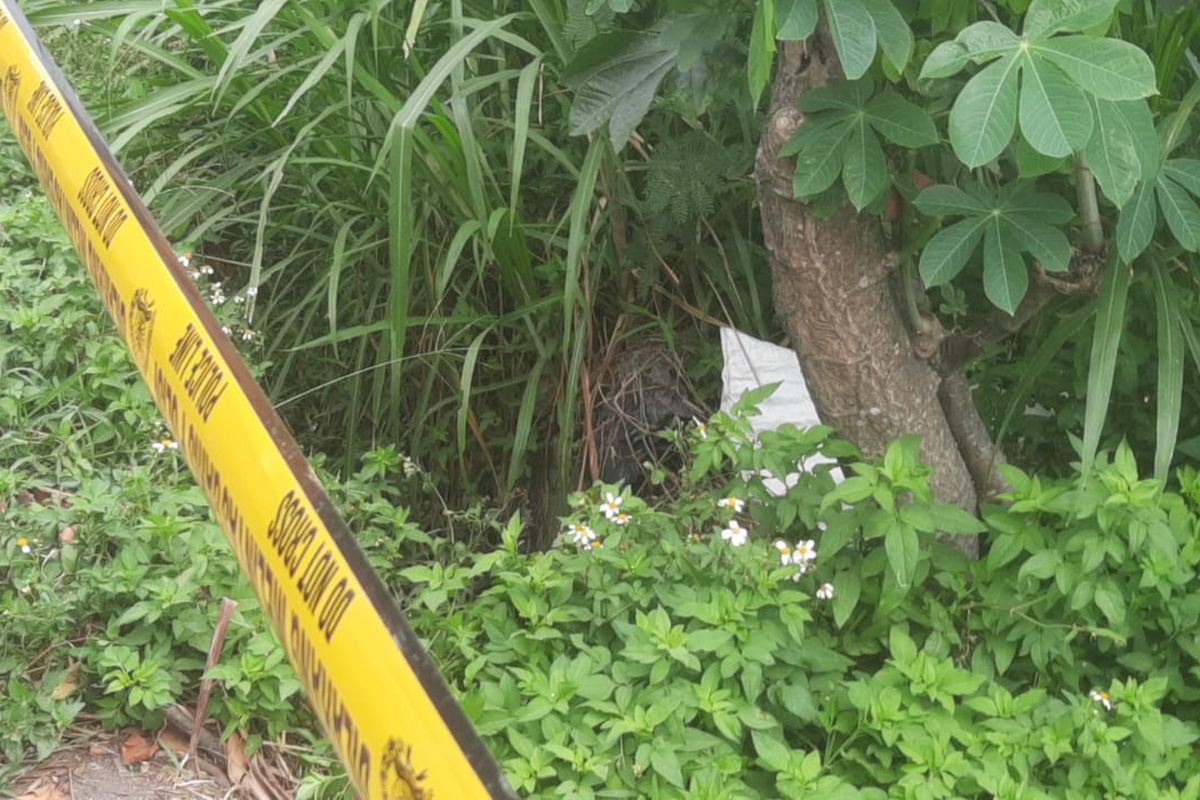 Temuan mayat dalam karung di Desa Bulu Pasar, Kecamatan Pagu, Kabupaten Kediri, Jawa Timur, Sabtu (8/7/2023). 