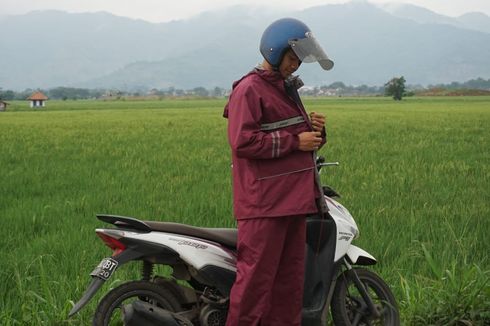 Jangan Simpan Jas Hujan yang Basah di Bawah Jok Motor