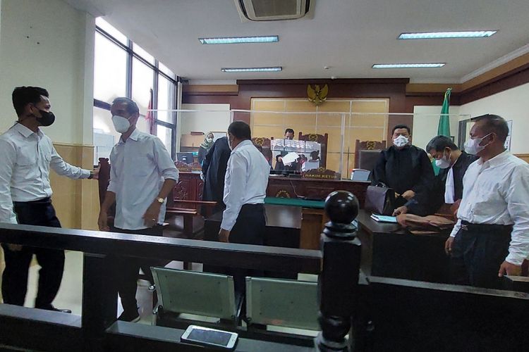 Empat terdakwa (berbaju putih) saat mengikuti sidang kasus kebakaran Lapas Kelas I Tangerang di Pengadilan Negeri Tangerang, Kota Tangerang, Selasa (25/1/2022).