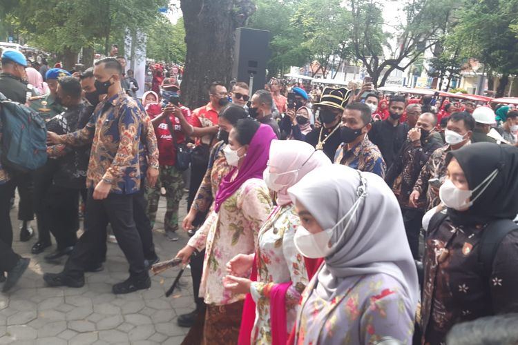 Ibu Negara Iriana Jokowi didampingi Wury Ma'ruf Amin dalam parade kebaya Berkebaya Bersama Ibu Negara bersamaan dengan peringatan Hari Batik Nasional di Solo, Jawa Tengah, Minggu (2/10/2022).
