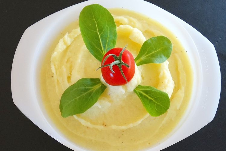 Ilustrasi mashed potato bertekstur creamy. 
