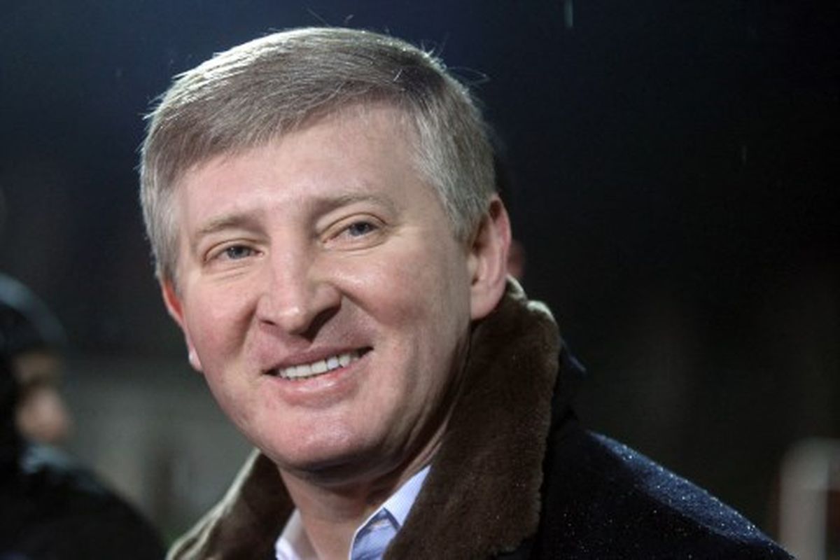 Presiden FC Shakhtar Rinat Akhmetov menghadiri sesi latihan timnya di Donetsk pada 12 Februari 2013, sehari sebelum pertandingan sepak bola Liga Champions melawan juara Jerman Borussia Dortmund. 