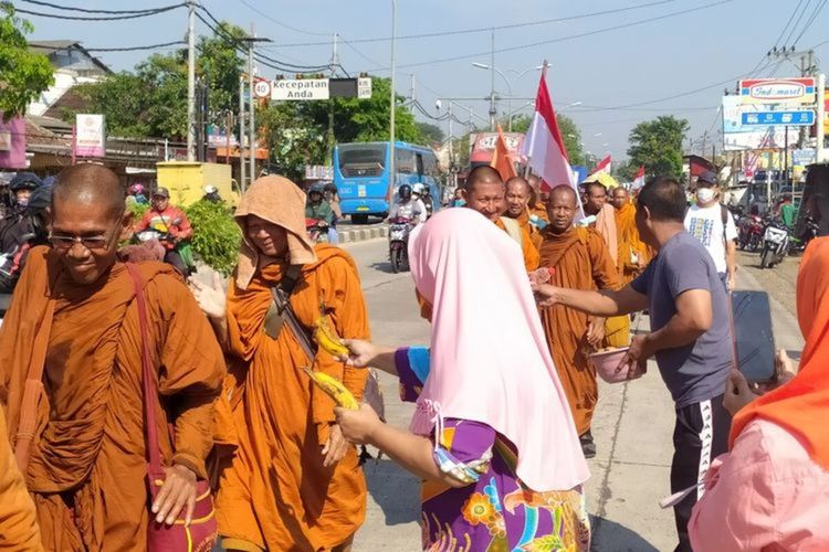 Rombongan Bhikkhu Thudong Internasional 2023 tiba di Mangkang, Kota Semarang, Jawa Tengah (Jateng). Minggu (28/5/2023).