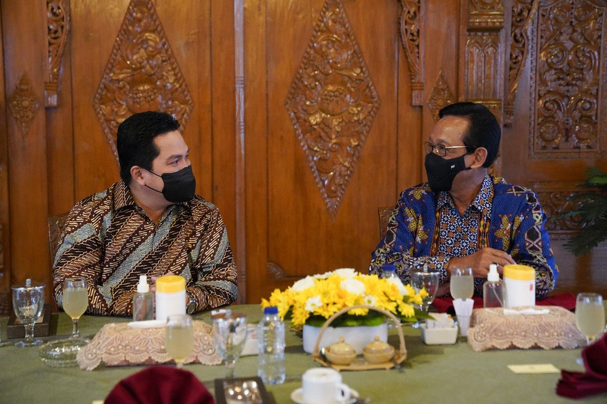 Menteri BUMN Erick Thohir menemui Gubernur DIY Sri Sultan Hamengku Buwono X di Kantor Gubernur DIY, Yogyakarta, Senin (21/2/2022).