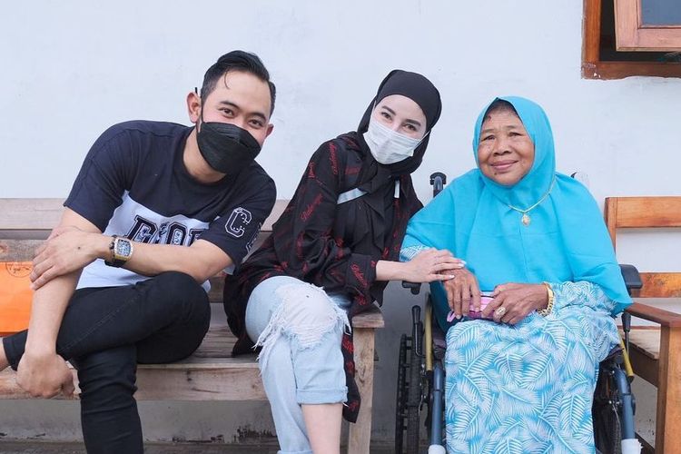 Juragan 99 dan istri mengunjungi Ibu Trimah.