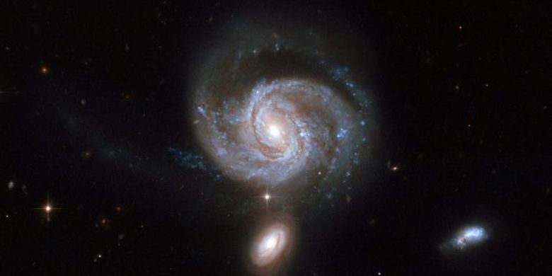Galaksi ini memiliki dua lubang hitam di pusatnya.