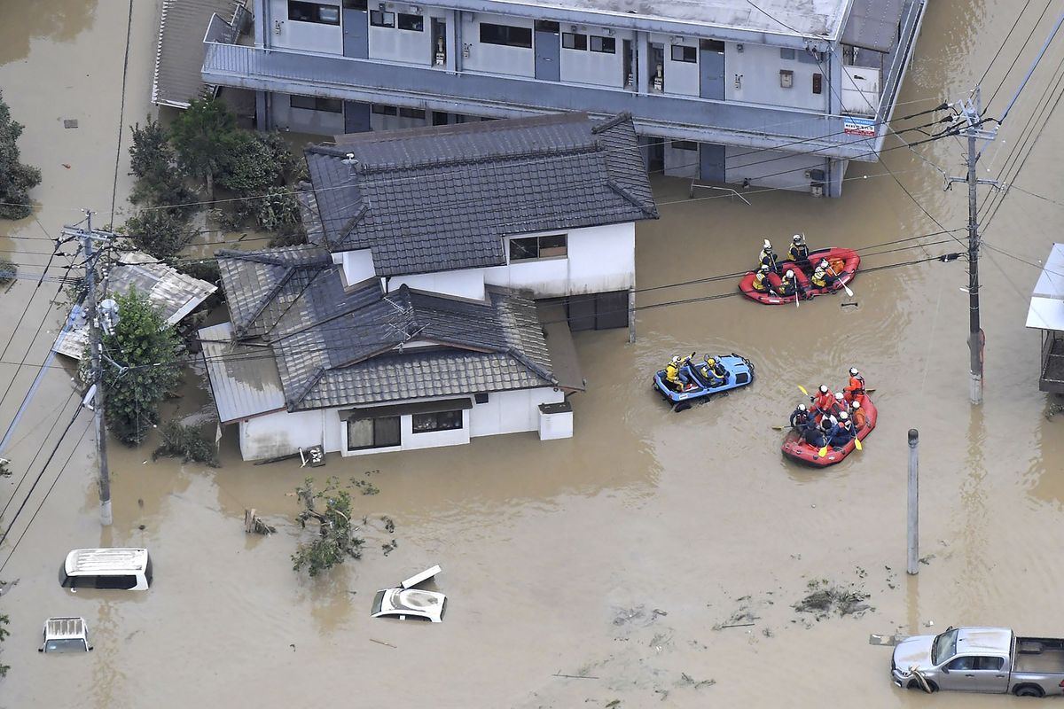 Helikopter melakukan operasi penyelamatan di area terdampak banjir di Hitoyoshi, prefektur Kumamoto, Jepang, pada Sabtu (4/7/2020). Hujan deras yang mengguyur daerah tersebut memicu banjir besar dan tanah longsor, membuat belasan orang diduga tewas, beberapa orang hilang, dan puluhan lainnya terjebak di atap rumah menunggu bantuan evakuasi.