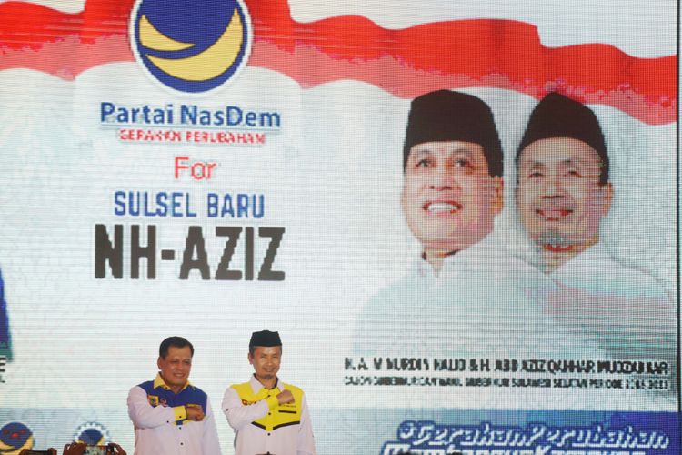 Pasangan bakal calon Gubernur Sulsel Nurdin Halid (kiri) dan wakilnya Aziz  Qahar Mudzakkar (kanan) melakukan salam satu hati pada deklarasi dukungan Partai Nasdem terhadap pasangan tersebut di Makassar, Sulawesi Selatan, Kamis (14/9/2017). Pasangan bakal calon Gubernur Nurdin Halid-Aziz Qahar (NH-Aziz) diusung oleh Koalisi Partai Golkar dan Partai Nasdem pada Pilgub 2018.
