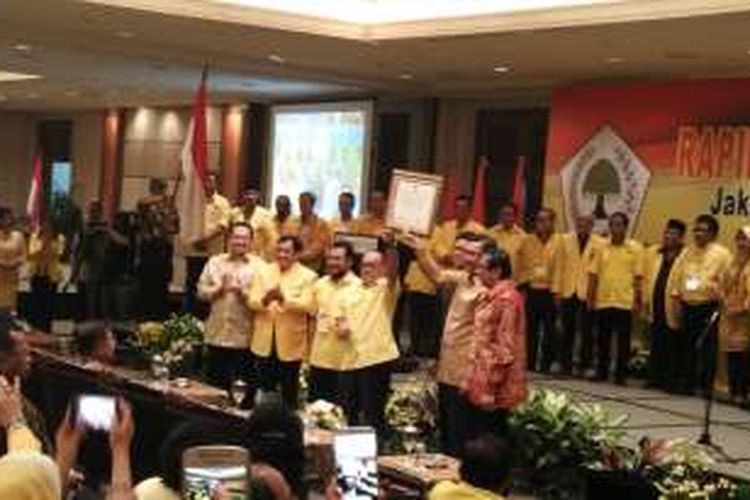 Penyerahan naskah deklarasi dukungan Partai Golkar kepada pemerintah oleh Ketua Umum Partai Golkar hasil Munas Bali Aburizal Bakrie di JCC Senayan, Jakarta, Senin (25/1/2016).