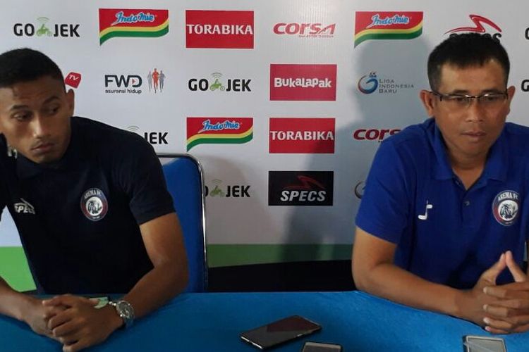 Pelatih Arema FC Joko Susilo alias Gethuk (kanan) saat konferensi pers jelang laga melawan Persipura Jayapura dalam pekan keenam Liga 1 di Kantor Arema FC, Kamis (26/4/2018)