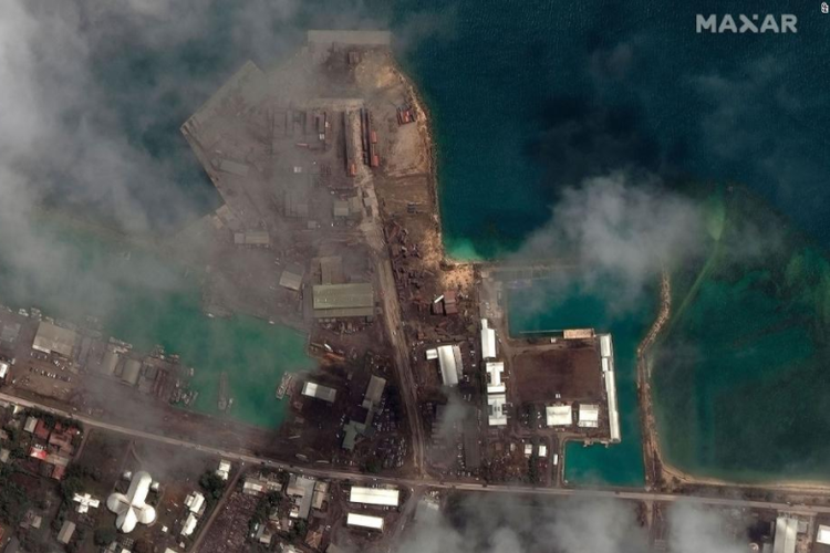 Citra satelit yang disediakan oleh Maxar Technologies ini menunjukkan rumah dan bangunan di Tonga pada 18 Januari 2022 atau setelah letusan gunung berapi bawah laut yang telah ditutupi abu dan terjadi sejumlah kerusakan.

