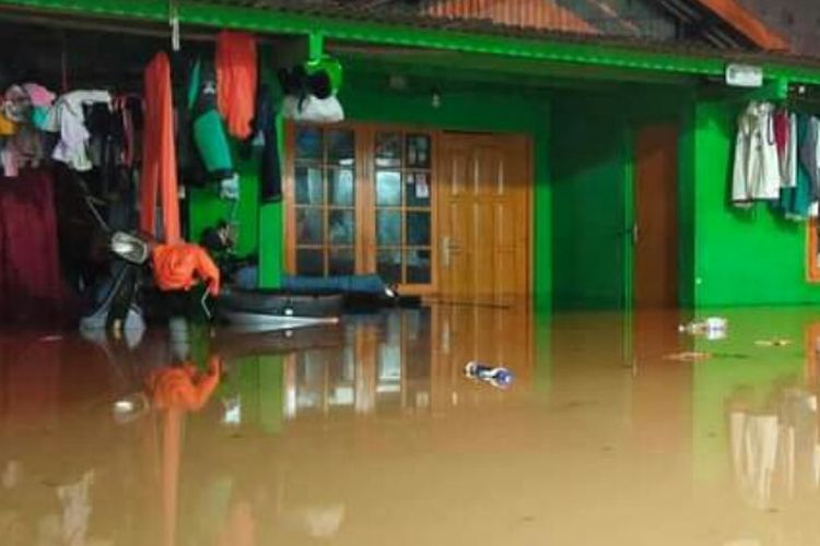 Rumah Terendam Banjir Sebagian Warga Kemang 10 Mengungsi