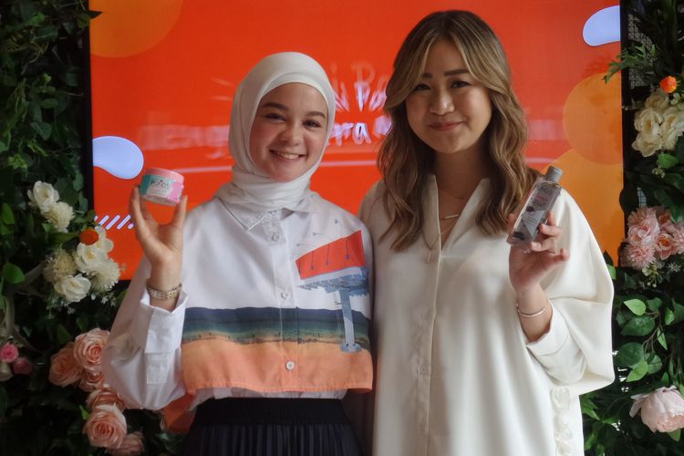 Beauty & Fashion Enthusiast dan Makeup artist Archangela Chelsea dan Tantri Namirah pada acara BincangShopee bersama Unilever bertajuk Atasi Polusi dengan Cara Masa Kini di kawasan Kebayoran Baru, Jakarta Selatan, Rabu (25/9/2019).