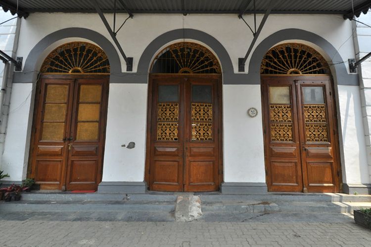 Pintu kayu di Stasiun Bogor