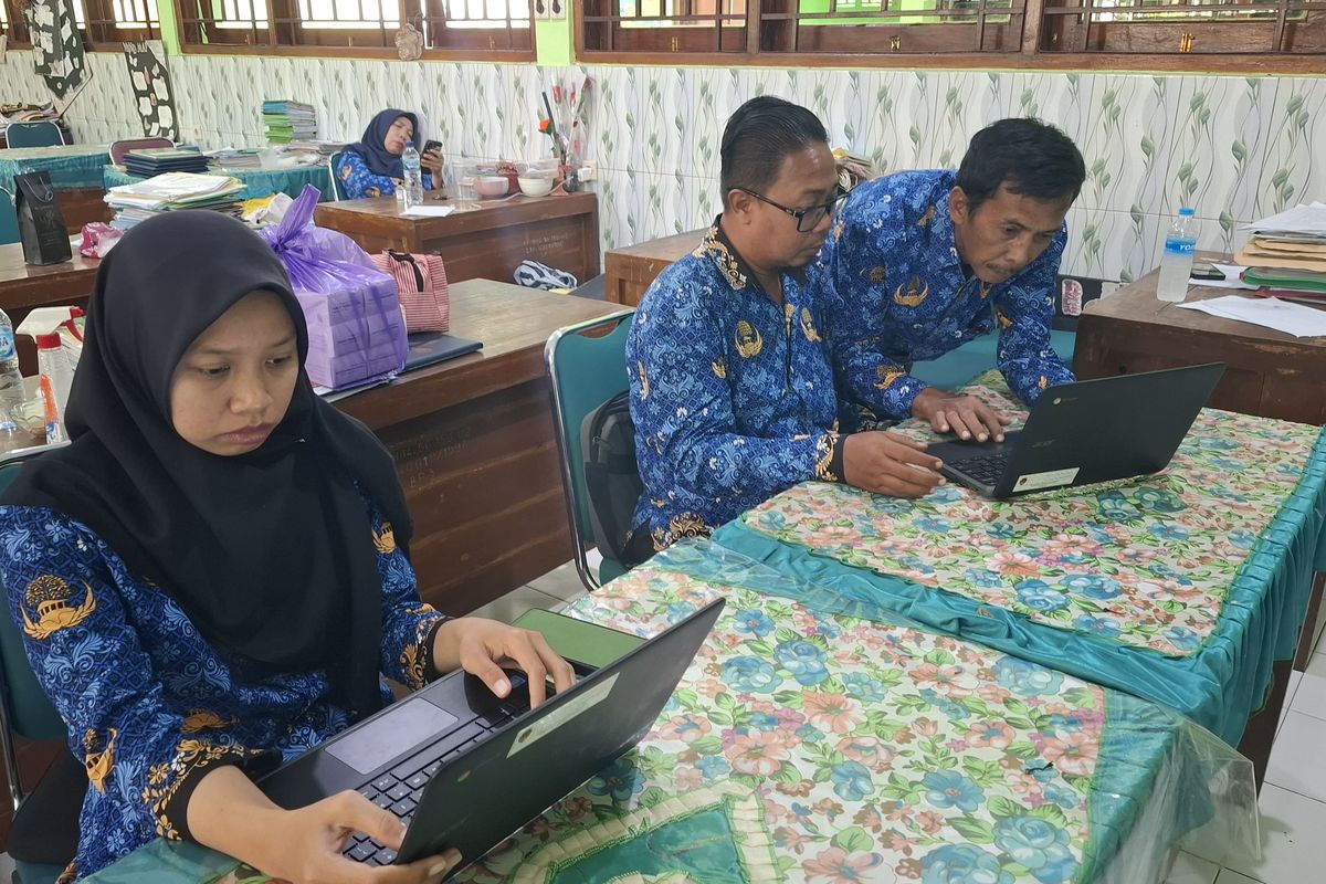 Guru di SMPN 1 Nglames menggunakan chromebook bantuan dari Kemendikbudristi, Kamis (17/7/2025).