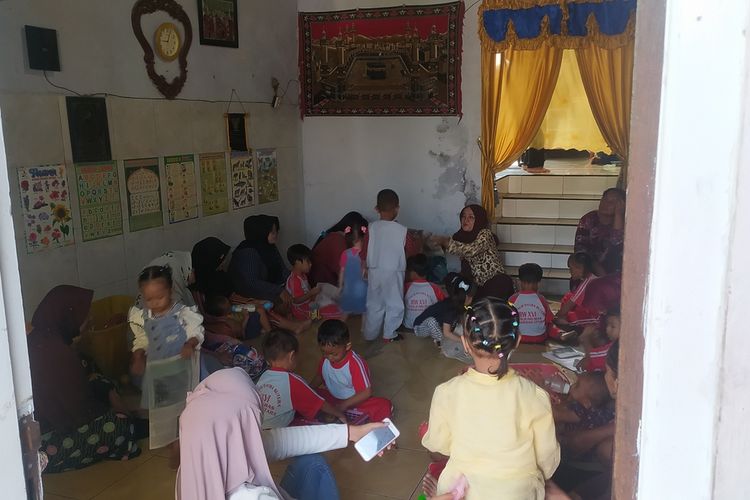 Pembelajaran anak-anak Paud Rumah Pintar Patra Sutera  di rumah RW 16 Tambakrejo 