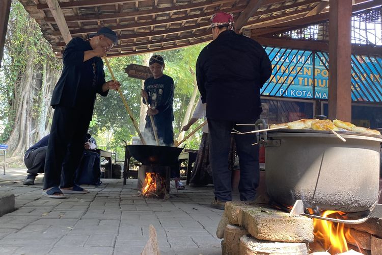 Sambut 1 Muharam, Warga Gelar Mbabar Bubur Suro di Kompleks Makam Ki Ageng Gribig Malang