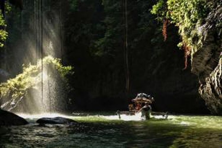 Wisatawan menggunakan perahu mengunjungi obyek wisata Green Canyon, Cijulang, Pangandaran, Jawa Barat, Sabtu (4/5/2013). Obyek wisata ini menawarkan keindahan dinding bebatuan yang ditutupi lumut dan wisatawan dapan menikmatinya dengan menyusuri sungai menggunakan perahu.