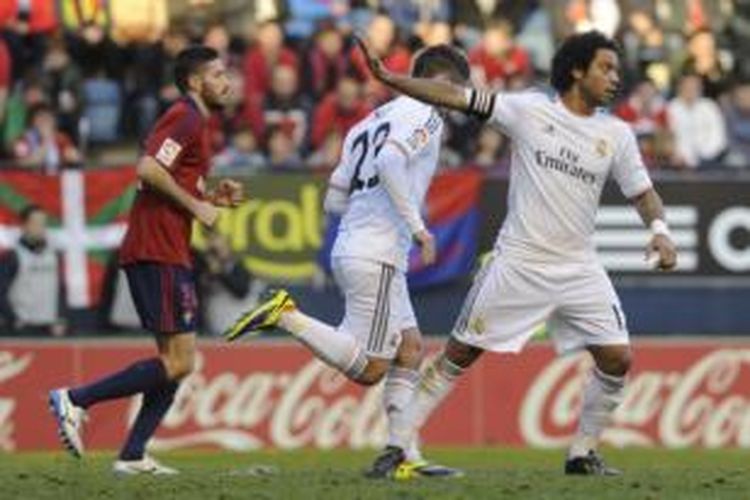 Bek Real Madrid, Marcelo (kanan), merayakan gol yang dicetak Isco (tengah) ke gawang Osasuna pada laga di Stadion El Sadar, Pamplona, Sabtu (14/12/2013).